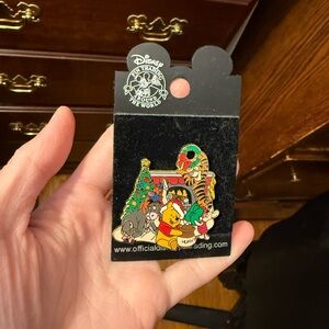 Disney Winnie the Pooh 2004 Holiday Christmas Pin New